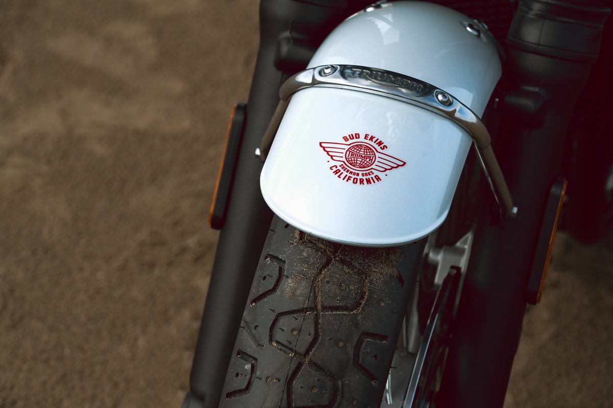 Front_mudguard_with_globle_logo.jpg