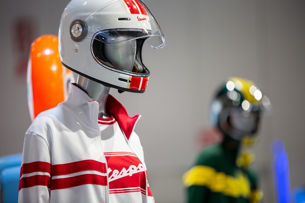 01-racing-sixties-helmet-and-apparel.jpg